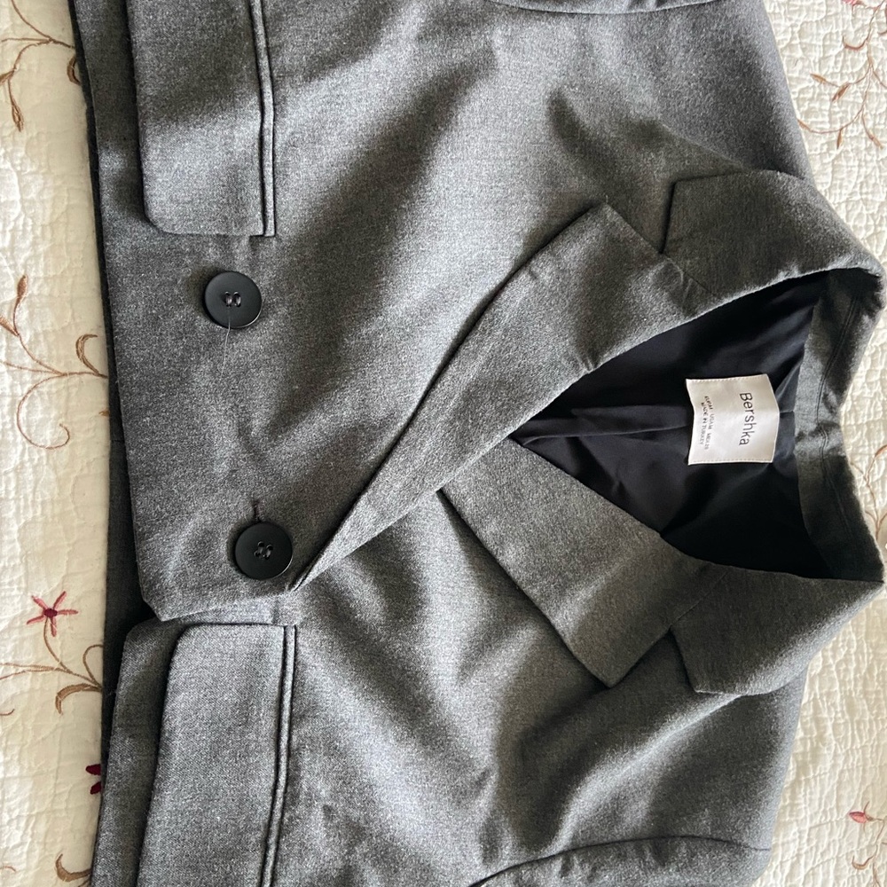 Bershka Cropped Blazer in Grey 
In a size Medium - Picture 6 of 7